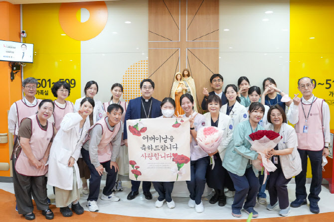 국제성모병원, 어버이날 맞아 호스피스 환자에 카네이션 선물