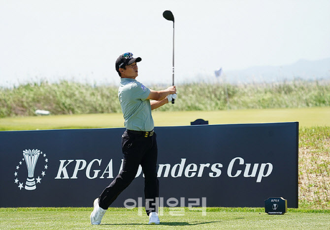 [포토] 강윤석, 바람을 이겨내야 한다