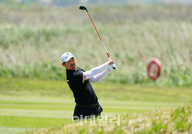 [포토] 박은신, 그린에 올려야 한다