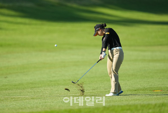 [포토]이지민,강한 어프로치 임팩트