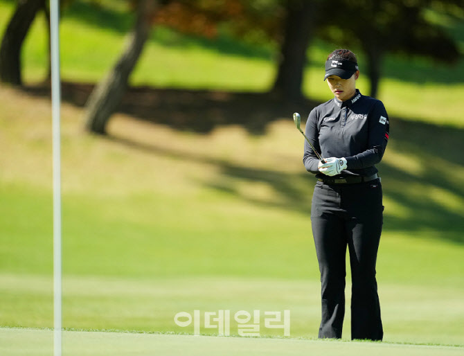 [포토]김민솔,칩인 이글 정조준