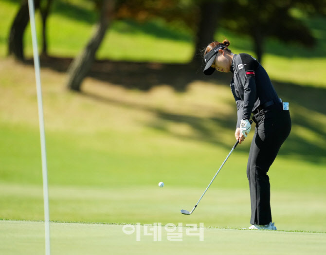 [포토]김민솔,칩인 이글 도전