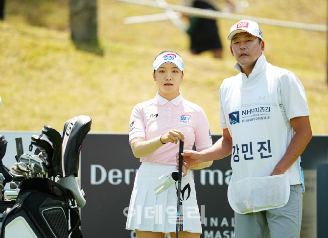 [포토]강민진,티샷 공략 지점을 상의해요