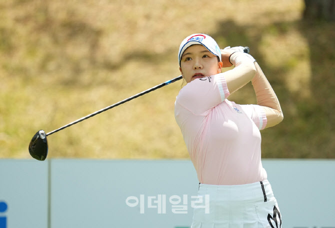 [포토]강민진,첫 날 최대한 타수를 줄인다