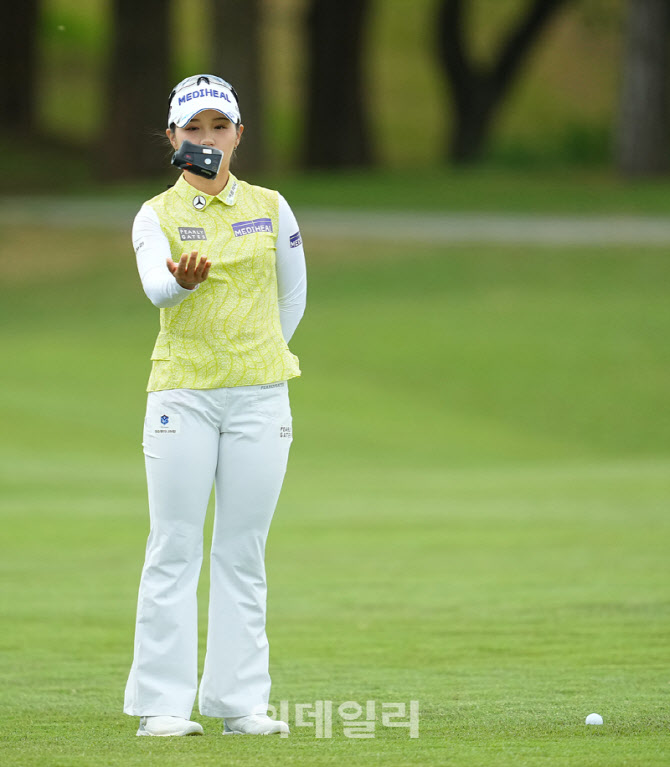 [포토]박현경,거리측정기 던지며 기다려요