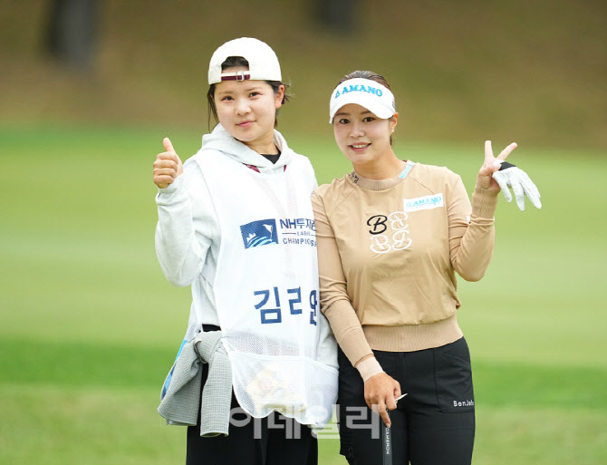 [포토]김리안,콤비 캐디와 밝은 인사