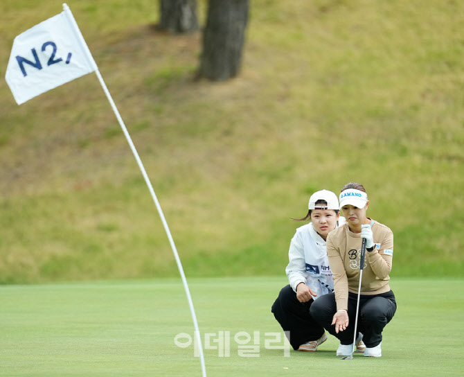 [포토]김리안,강한 바람에 퍼트라인 확인해요