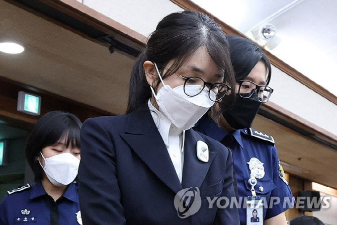 김건희, '명품시계 수수 의혹' 재판서 또 '묵묵부답'