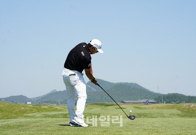 [포토] 김홍택, 창공을 향해 쏜다