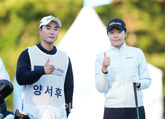 [포토]양서후,콤비 캐디와 엄지척