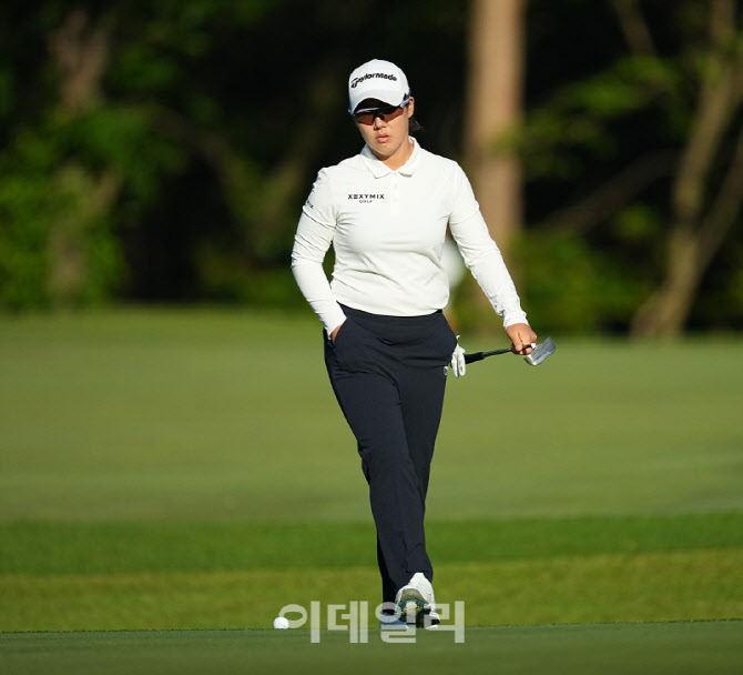 [포토]조정민,볼을 확인해요