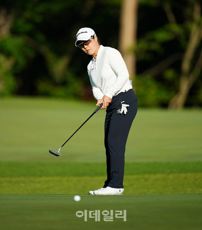 [포토]조정민,첫 홀 먼거리 버디 떨어져라
