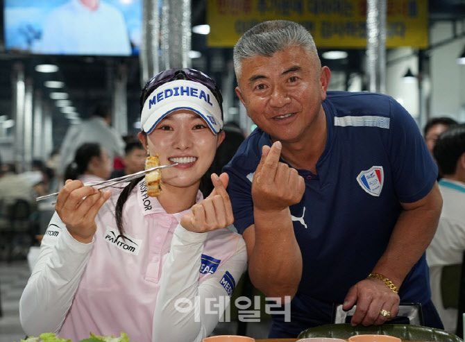 [포토]안지현-김민수 대표,장어 먹고 우승갑니다