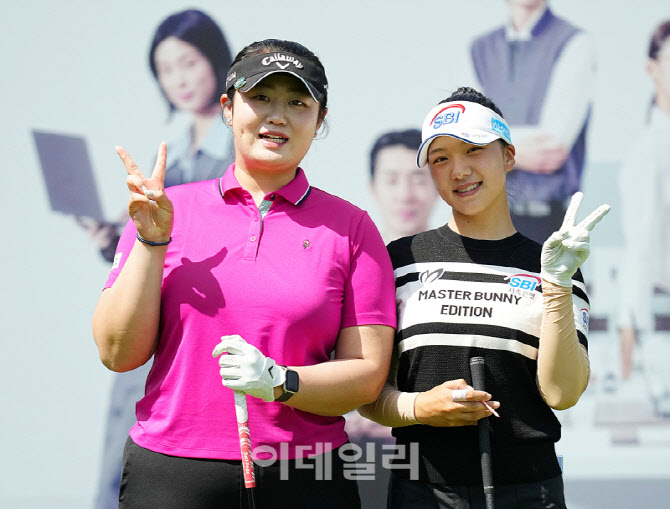 [포토]정소이-강민진,콤비 브이 인사 먼저해요
