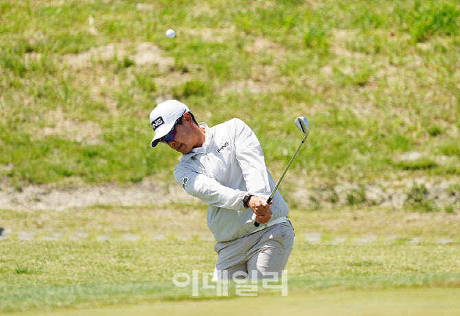 [포토] 김학형, 날카로운 칩핑