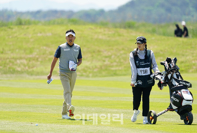 [포토] 박일환, 신중히 따지는 거리