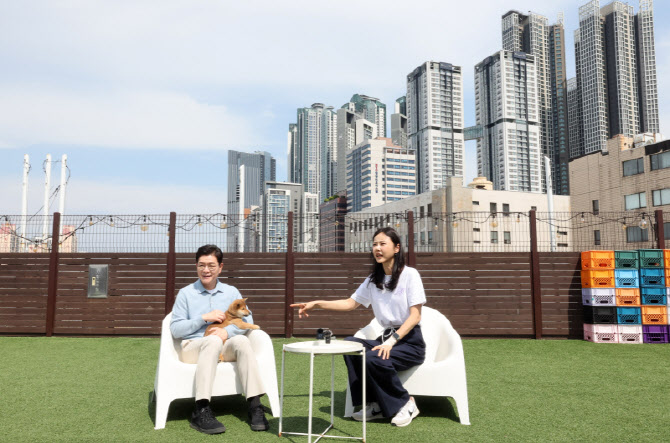 [포토]동대문구 도그어스플래닛 찾은 정원오 더불어민주당 서울시장 후보