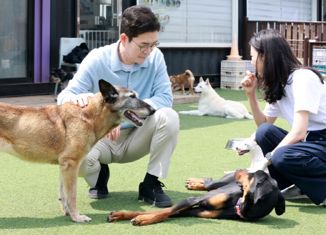 [포토]유기견센터 찾은 정원오