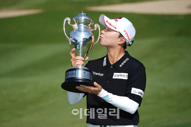 [포토]김효주,5년만에 짜릿한 국내 대회 우승 키스