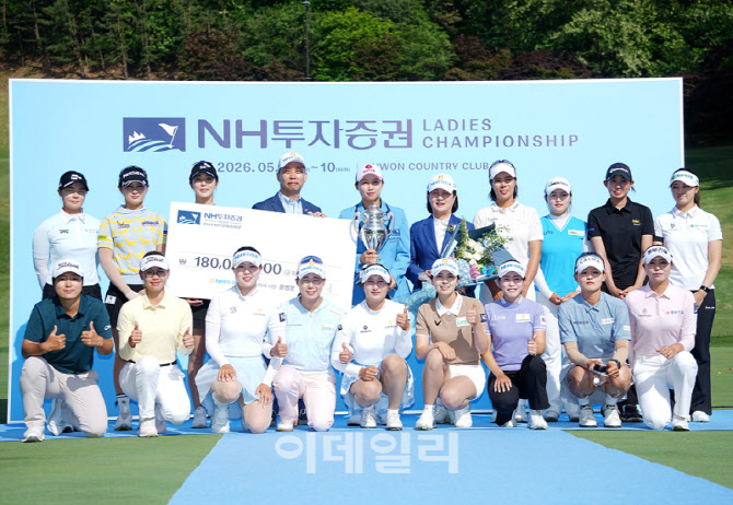 [포토]김효주,동료들과 함께 우승의 기쁨을