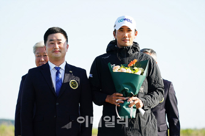 [포토] 오승택, 김진형 KPGA 이사로부터 축하 꽃다발