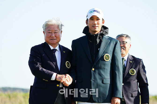 [포토] 오승택, 문홍식 KPGA 고문으로부터 우승자켓