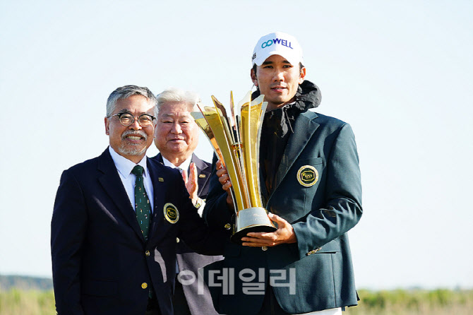 [포토] 오승택, 김원섭 KPGA 회장으로부터 우승트로피