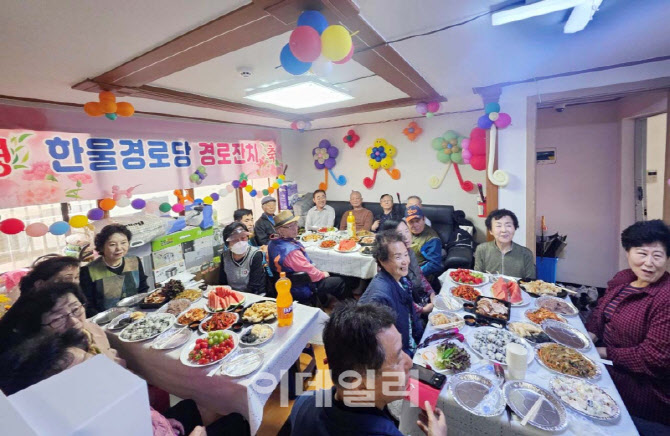 [포토] 금천구 한울경로당, 어버이날 점심 나눔 행사