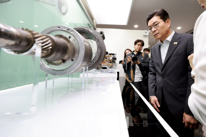 [포토]LG 핵심 산업 부품들 살펴보는 정원오 후보