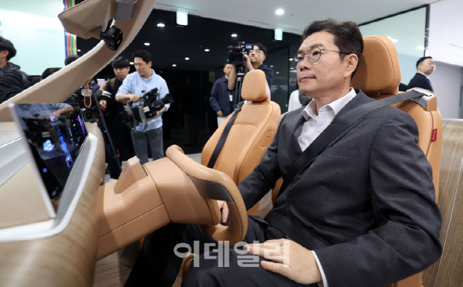 [포토]정원오 후보, 'LG 첨단 운전자 모니터링 시스템 체험'