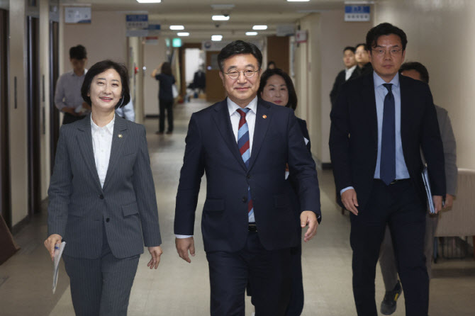 [포토]브리핑에 참석하는 윤호중 장관-이스란 차관