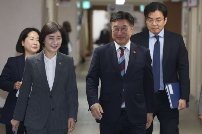 [포토]윤호중 장관-이스란 차관, 브리핑 참석