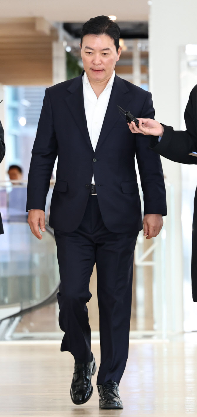 경찰, '해군 선상 파티' 김용현·김성훈 송치…김건희 불송치