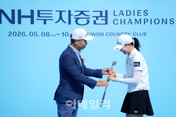 [포토]이미림,순금 웨지를 선물로 받았어요
