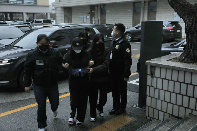 딸 상습 학대하고 "버릇 고칠 것"…사망진단 의사 “영양보충 안 된 듯”