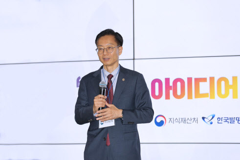 [포토]김용선 지식재산처장, 모두의 아이디어 심사 점검