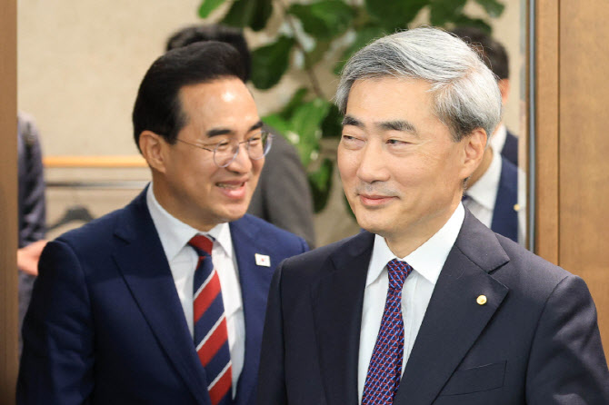 [포토]첫 회동하는 박홍근 기획예산처 장관-신현송 한국은행 총재