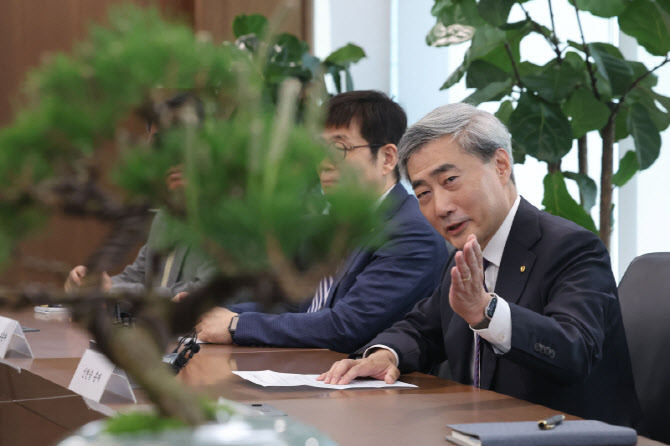 [포토]발언하는 신현송 한국은행 총재