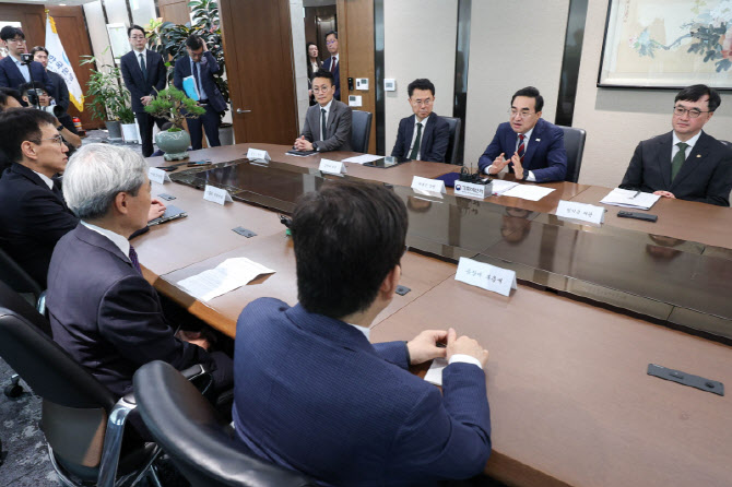 [포토]환담 나누는 박홍근 기획예산처 장관-신현송 한국은행 총재
