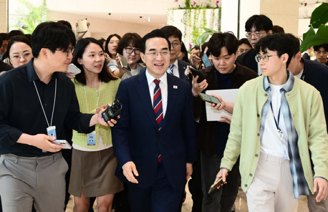 [포토]한국은행 들어서는 박홍근 기획예산처 장관