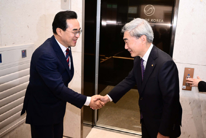 [포토]박홍근 기획예산처 장관 마중 나온 신현송 한국은행 총재