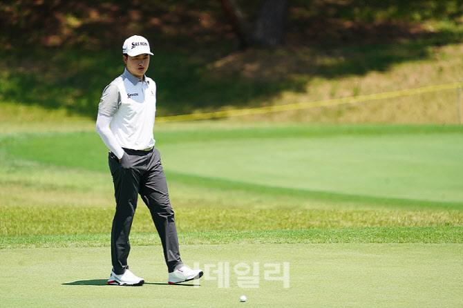 [포토] 김근태, 차분하게 살피는 그린