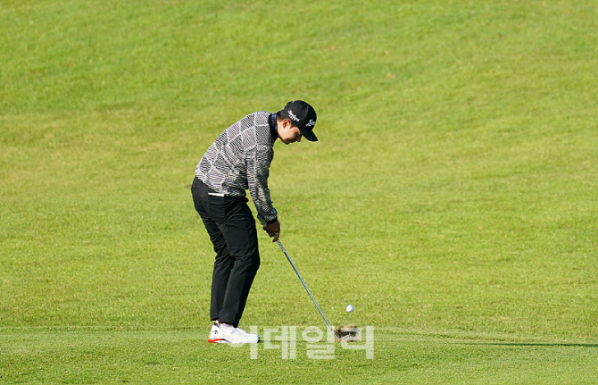 [포토] 김근태, 핀을 향해서