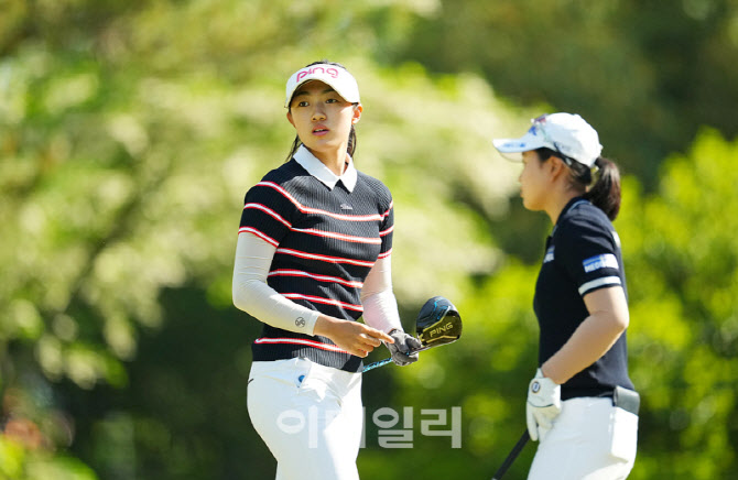 [포토]문아린,타구 방향을 본다