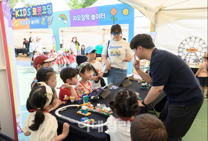 [포토] Y교육박람회 로봇코딩존 관람하는 어린이들