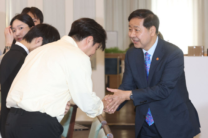 [포토]청년자문단들과 인사 나누는 구윤철 부총리