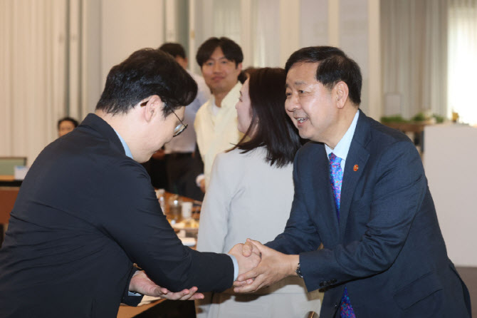 [포토]구윤철 부총리, 청년자문단들과 인사
