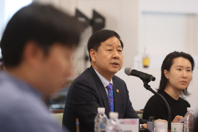 [포토]청년자문단에게 인사말 전하는 구윤철 부총리