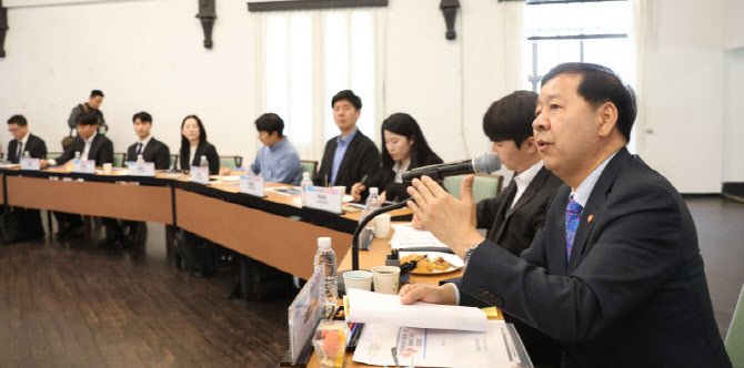 [포토]구윤철 부총리, 청년자문단에게 인사말