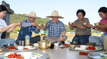 이앙기 몰고 새참도…李 대통령 직접 모내기 나선 이유